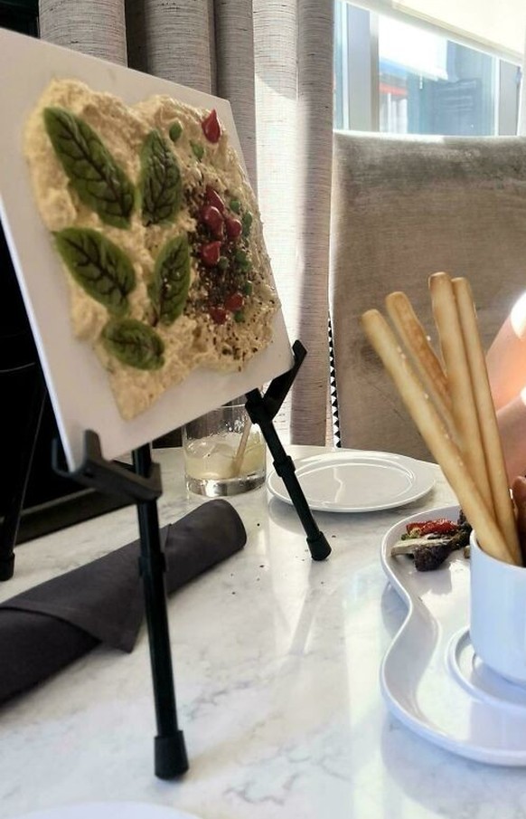 WE WANT PLATES
https://www.reddit.com/r/WeWantPlates/comments/1f5xs4c/our_hummus_was_delivered_on_an_art_canvas/