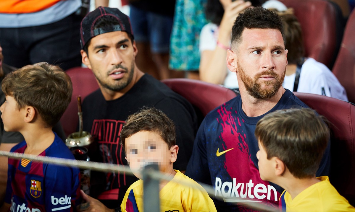 epa07793908 Barcelona's players Luis Suarez (L) and Lionel Messi (R) before the Spanish LaLiga match between FC Barcelona and Real Betis at Camp Nou stadium in Barcelona, Catalonia, Spain, 25 Aug ...