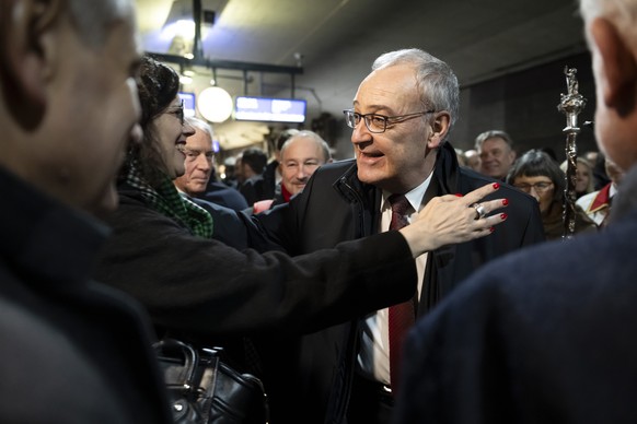 Le President de la Confederation nouvellement elu Guy Parmelin, droite, Christelle Luisier Brodard, Presidente du conseil d'Etat vaudois, gauche, en gare de Berne, lors de la celebration de son e ...