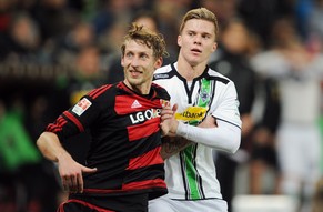 Nico Elvedi (r.), hier im Duell mit Stefan Kiessling, darf sich unterdessen Bundesligaspieler nennen.