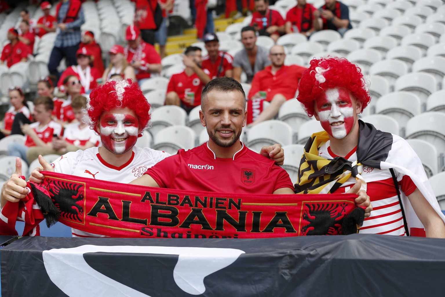 Schweizer und albanische Fans: Ein Herz und eine Seele.