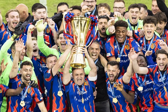 Die Mannschaft des FC Basel 1893 feiert mit dem Pokal fuer den Meistertitel, im Stadion St. Jakob-Park in Basel, am Samstag, 24. Mai 2025. (KEYSTONE/Michael Buholzer)