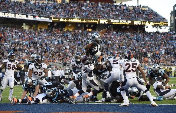 epa05148880 Carolina Panthers running back Jonathan Stewart (top C) goes over the top and into the end zone for a touchdown in the second quarter of the NFL&#039;s Super Bowl 50 between the AFC Champi ...