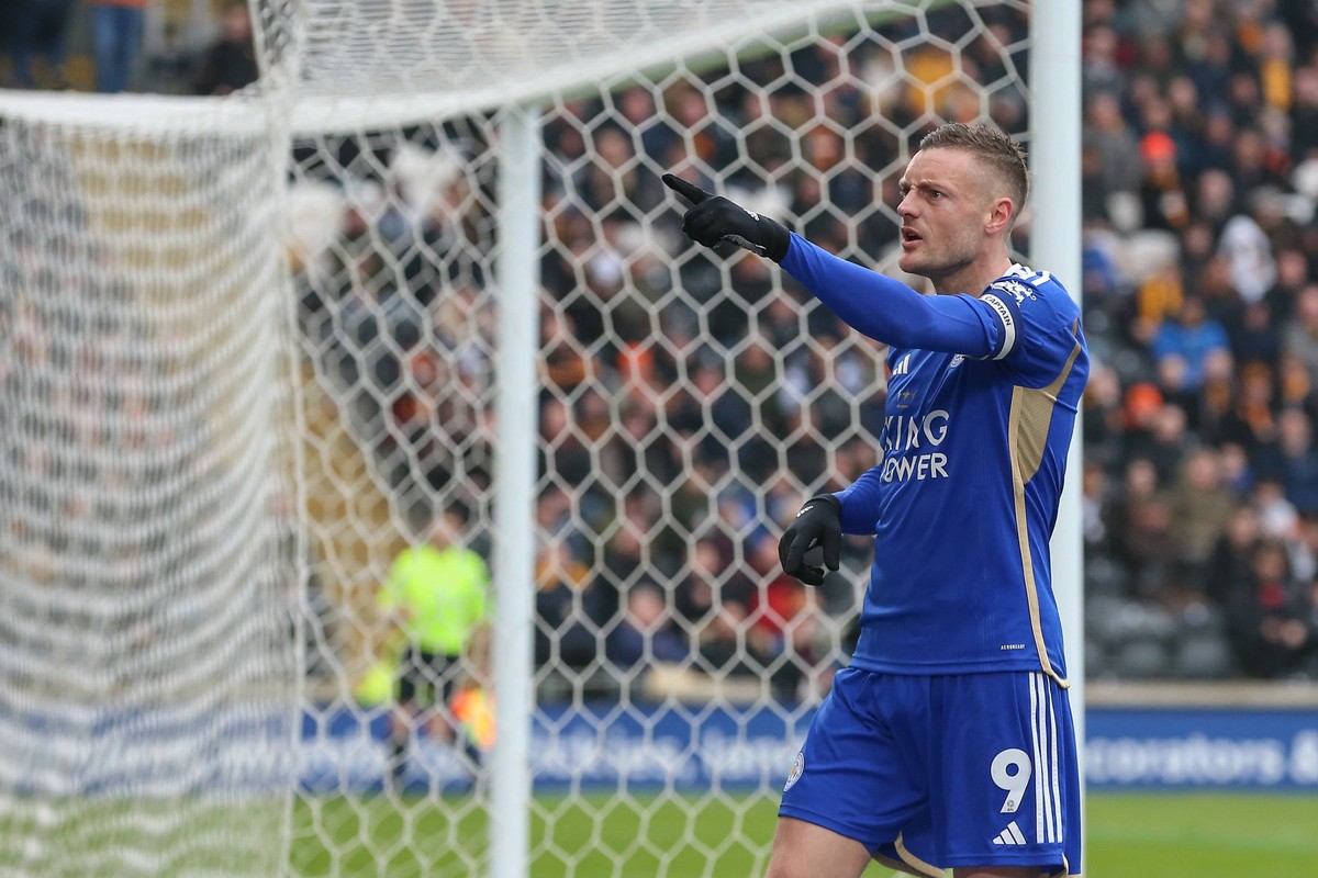 Hull City v Leicester City Sky Bet Championship Jamie Vardy of Leicester City gestures to Hull fans after scoring from the penalty spot to make it 1-1 in the Sky Bet Championship match at the MKM Stad ...