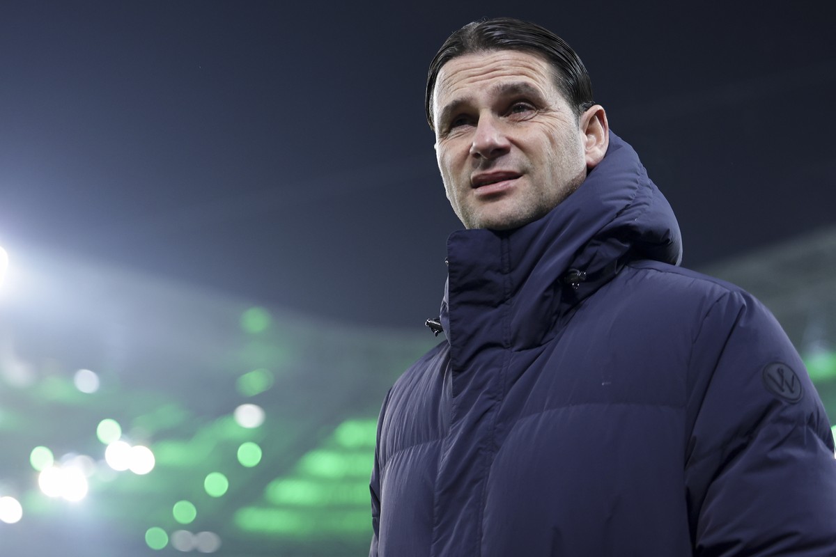 epa11818900 Head coach Gerardo Seoane of Moenchengladbach reacts prior the German Bundesliga soccer match between Borussia Moenchengladbach and Bayern Munich in Moenchengladbach, Germany, 11 January 2 ...