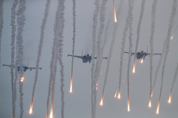 epa06214941 Fighters jets in action during the &#039;Zapad 2017&#039; joint Russian-Belarusian military drill &#039;Zapad 2017&#039; near the town of Borysow in Belarus, 20 September 2017. EPA/LESZEK  ...