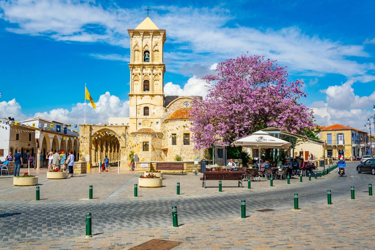 L'église Saint-Lazare, au centre-ville de Larnaca, est située à deux pas de Finikoudes, la principale plage de la région.