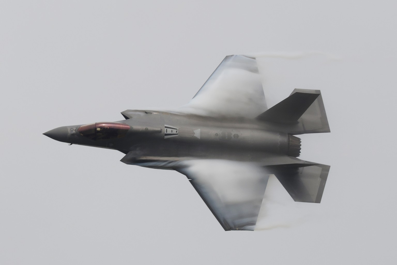 epa11946333 A US F-35A stealth fighter jet performs to commemorate the 88th anniversary of the Royal Thai Air Force, at the Royal Thai Air Force Base in Bangkok, Thailand, 07 March 2025. International ...