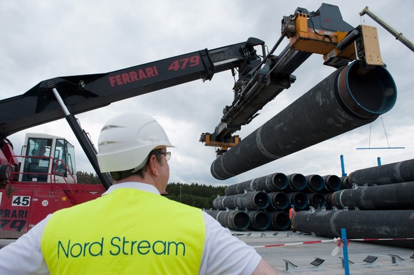Ein Arbeiter blickt auf die Rohre für Nord Stream 2 im deutschen Lubmin.