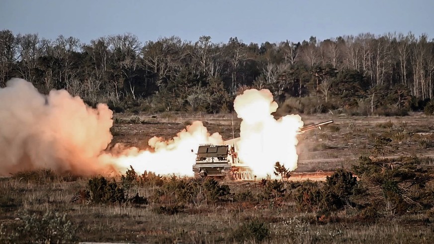 GOTLAND 2025-05-21 Den USA-ledda Nato�vningen Swift Response 25. Britternas uppdrag pa Gotland: Skydda en v�gbas f�r landande milit�rflygplan nagra mil norr om Visby. Bilden: Eldhavet pa Tofta skjutf� ...