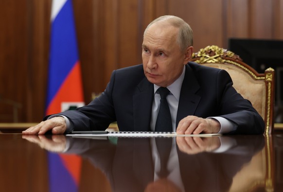 epa12938657 Russian President Vladimir Putin meets with Rostec State Corporation CEO Sergei Chemezov at the Kremlin in Moscow, Russia, 07 May 2026. EPA/MIKHAIL METZEL/SPUTNIK/KREMLIN / POOL MANDATORY  ...