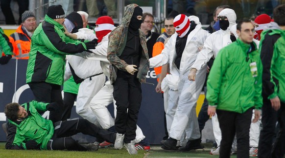 Kölner Krawallbrüder stürmen den Platz des Rivalen Mönchengladbach.