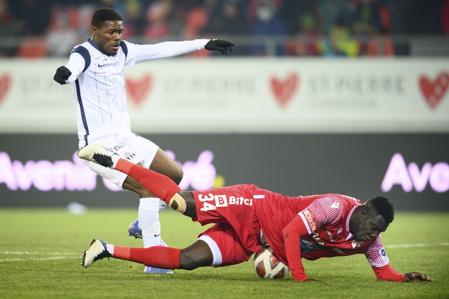 L&#039;attaquant zuerichois Aiyegun Tosin, gauche, lutte pour le ballon avec le defenseur valaisan Birama Ndoye, droite, lors de la rencontre de football de Super League entre le FC Sion et le FC Zuer ...