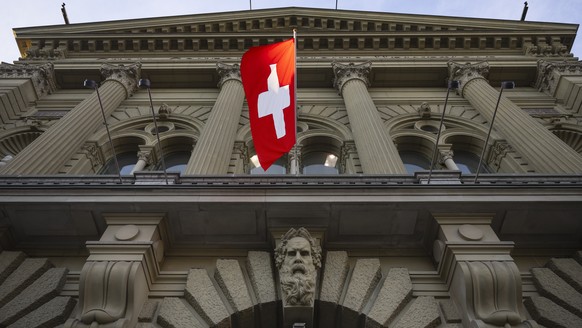 Die Schweizer Fahne weht vor dem Bundeshaus, waehrend der Herbstsession der Eidgenoessischen Raete, am Mittwoch, 25. September 2024, in Bern. (KEYSTONE/Peter Klaunzer)