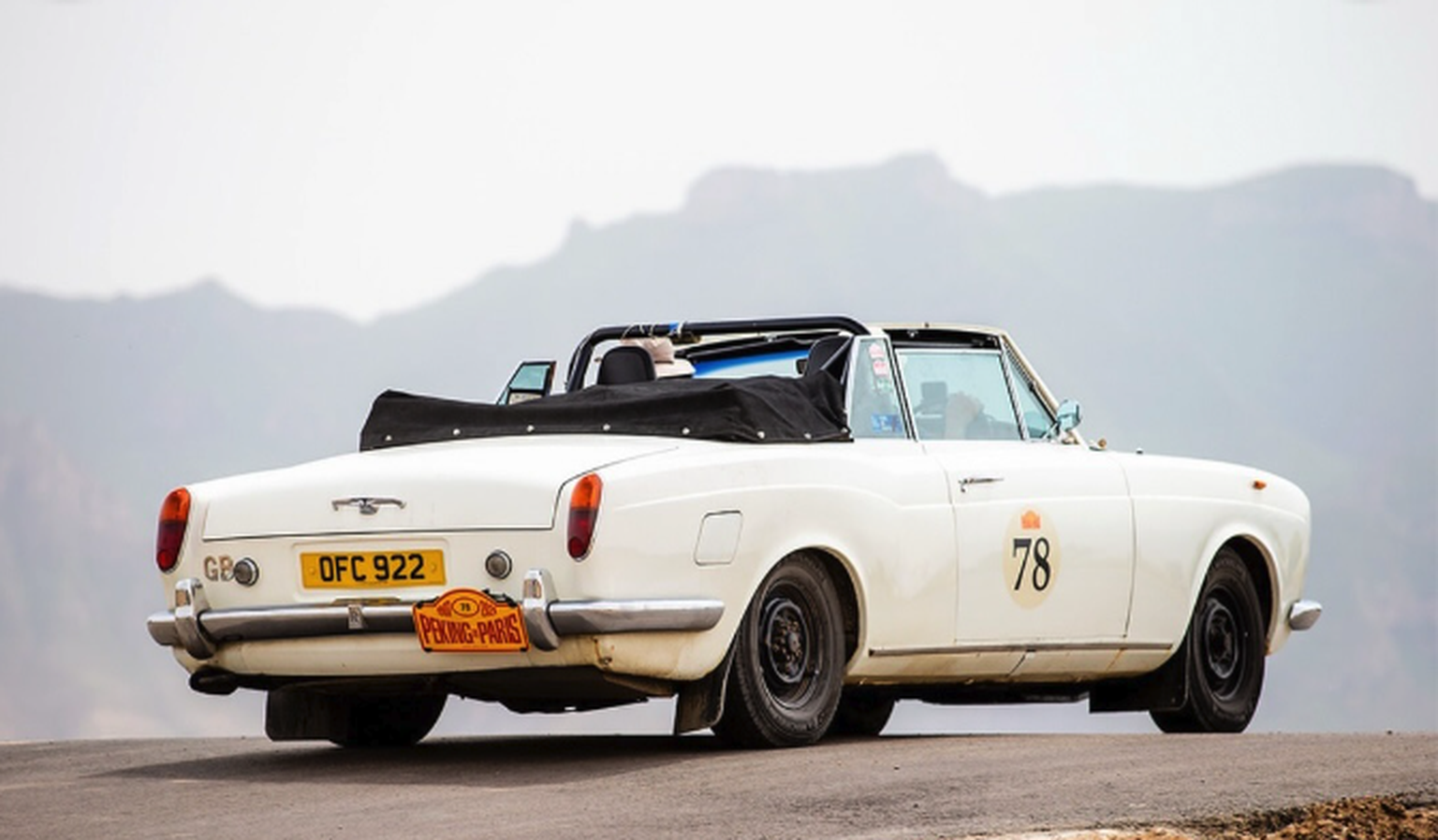 Im 1968er Rolls-Royce Cabrio von Beijing nach Paris 
Nigel Keen am 2024 Peking to Paris Rally. 
https://www.hero-era.com/rallies/2024/05/peking-to-paris-2024 
@Will_Broadhead_Photo
@BluePassion_Photo