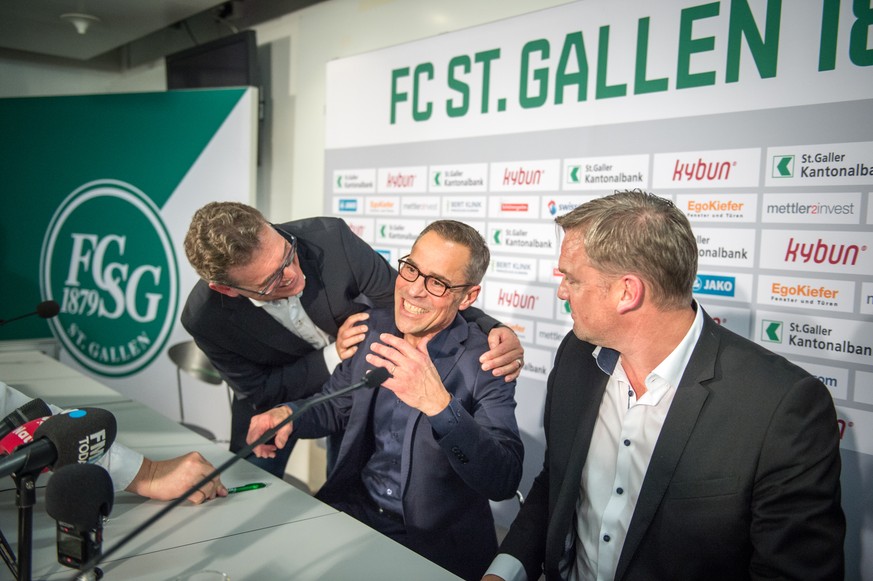 Peter Germann, Verwaltungsrat FC St. Gallen, links, Matthias Hueppi, der neue Verwaltungsratspraesident des FC St. Gallen, Mitte, und Verwaltungsrat Stefan Wolf, rechts, an einer Medienorientierung de ...