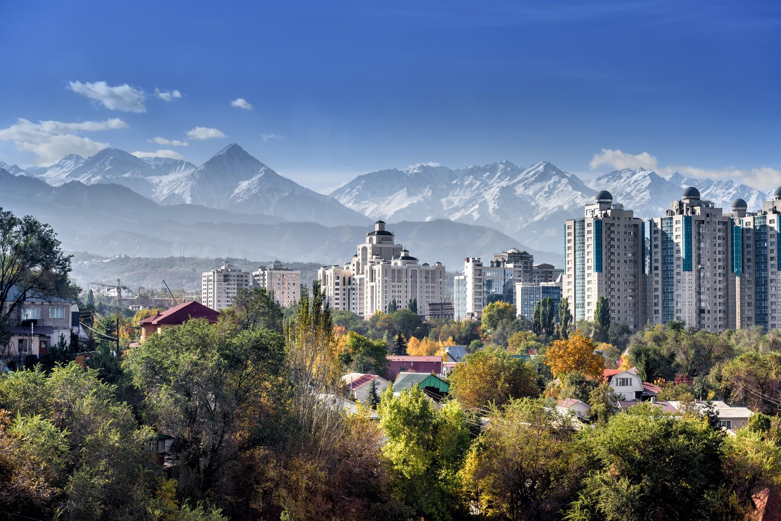 Almaty mitten in Asien. In dieser Metropole und vor dieser Kulisse spielt der FC Basel in Kasachstan.