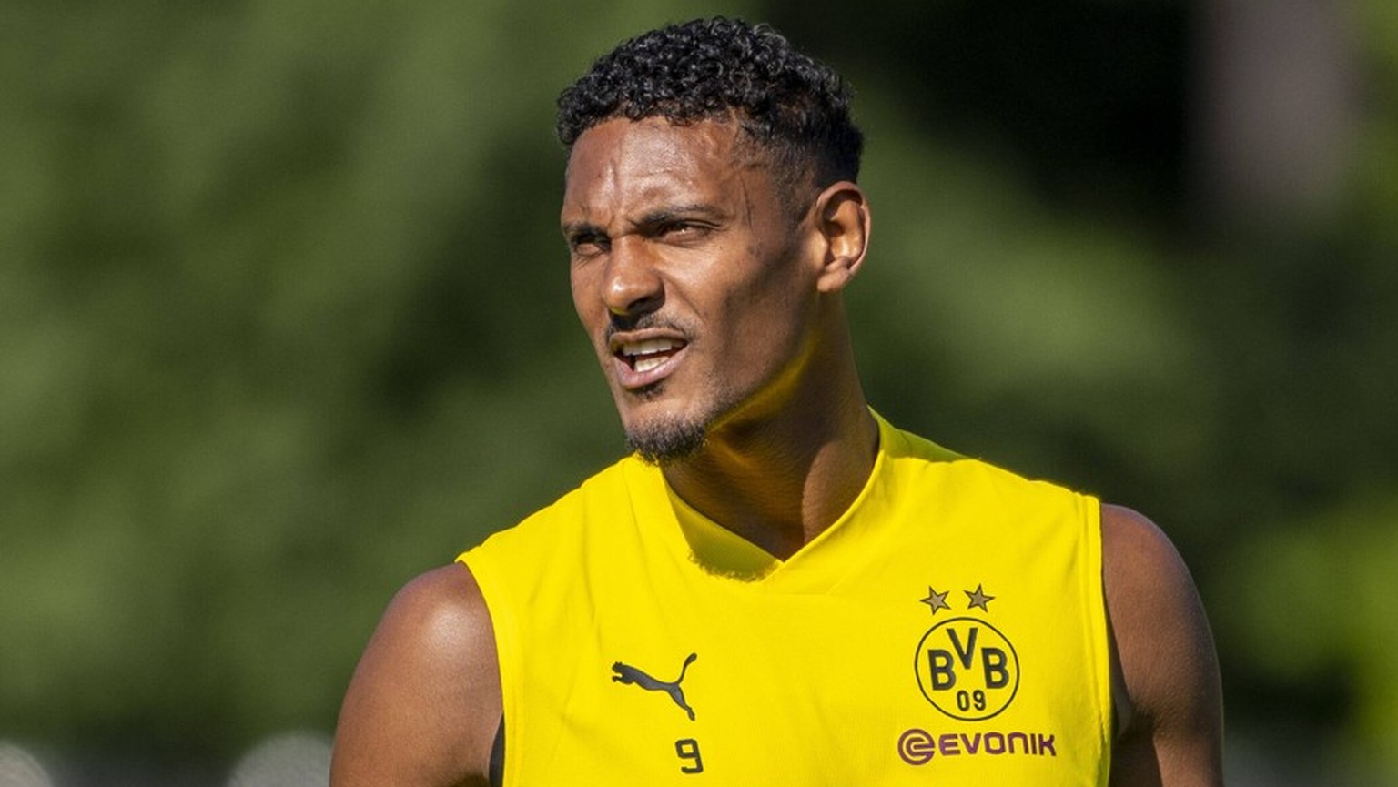 IMAGO / Kirchner-Media

Fußball: Trainingslager von Borussia Dortmund, Saison 2022/2023, Tag 3 auf der Sportanlage Ri-Au in Bad Ragaz. Dortmunds Sebastien Haller geht über den Trainingsplatz. *** Boru ...