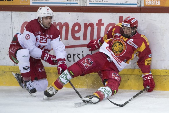 Tigers Pascal Berger, rechts, kaempft um den Puck gegen Lausannes Alain Mieville, links, waehrend dem Meisterschaftsspiel der National League zwischen den SCL Tigers und dem Lausanne HC, am Samstag, 1 ...