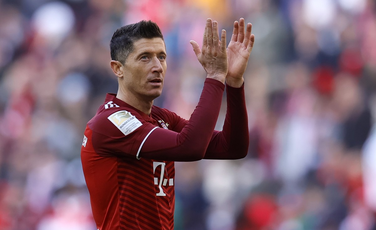 epa09880516 Munich's Robert Lewandowski reacts after winning the German Bundesliga soccer match between FC Bayern Munich and FC Augsburg in Munich, Germany, 09 April 2022. EPA/RONALD WITTEK CONDI ...
