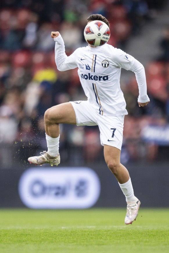 Zuerichs Bledian Krasinqi spielt den Ball im Fussball Meisterschaftsspiel der Super League zwischen dem FC Zuerich und dem FC Stade-Lausanne-Ouchy im Letzigrund, am Sonntag, 17. Maerz 2024 in Zuerich. ...