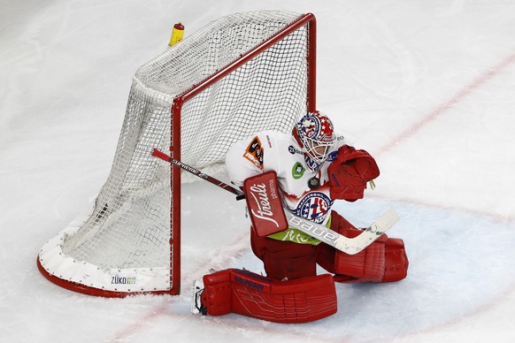 Rapperswils Torhueter Melvin Nyffeler wehrt einen Puck ab, im Eishockey Meisterschaftsspiel der National League zwischen dem EHC Biel und SC Rapperswil-Jona Lakers, am Dienstag, 17. September 2019, in ...