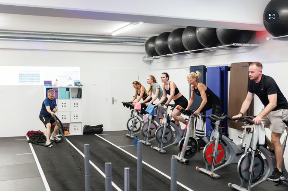 A l'Infiniti Fitness de Frick (AG), on pratique l'Hyrox, avec une petite variante: les vélos à la place de la course à pied.