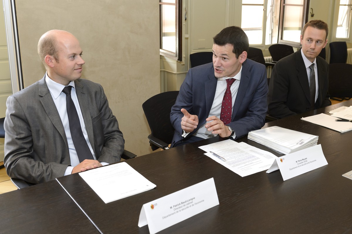 Patrick Baud-Lavigne, gauche, Directeur de cabinet du departement de la securite et de l'economie, le conseiller d'Etat genevois Pierre Maudet, centre, en charge du departement de la securit ...