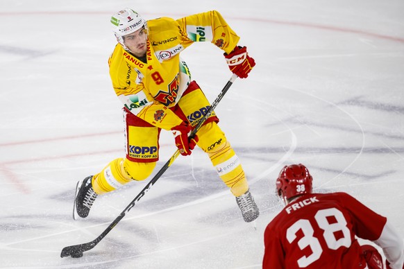 L&#039;attaquant biennois Damien Riat, gauche, frappe pour marquer face au defenseur lausannois Lukas Frick, droite, lors de la rencontre du championnat suisse de hockey sur glace de National League,  ...