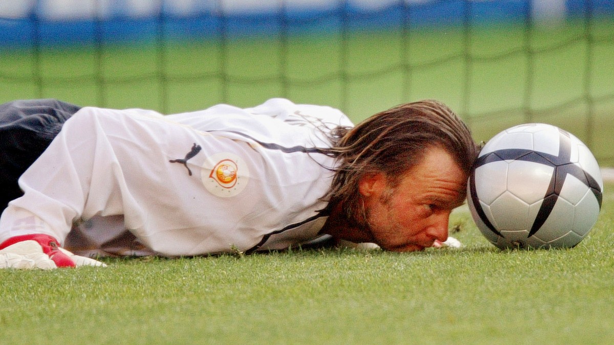 JAHRESRUECKBLICK 2004 - SPORT EURO - JOERG STIEL'S FLIRT IM SPIEL GEGEN KROATIEN: Switzerland's goalkeeper Joerg Stiel playfully stops the ball with his head after nearly getting caught out  ...