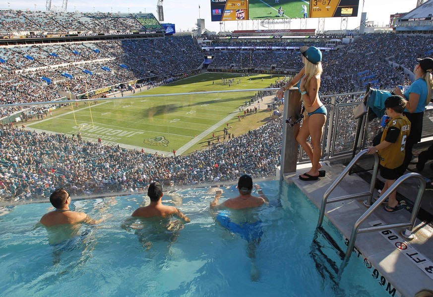 Nov. 23, 2015 - Jacksonville, FL, USA - JACKSONVILLE, FL -NOVEMBER 29, 2015 Fans watch the Jaguars-Chargers game from a pool at Everbank Field in Jacksonville. Jacksonville USA - ZUMAs44_ Nov 23 2015  ...