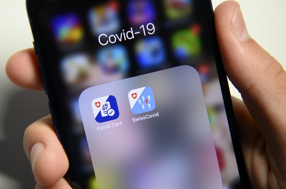 L&#039; APP Certificat Covid et l&#039;APP SwissCovid sont photographies sur un smartphone Apple le jour de sa mise a disposition sur l&#039;APP Store de Certificat Covid lors de la pandemie de Corona ...