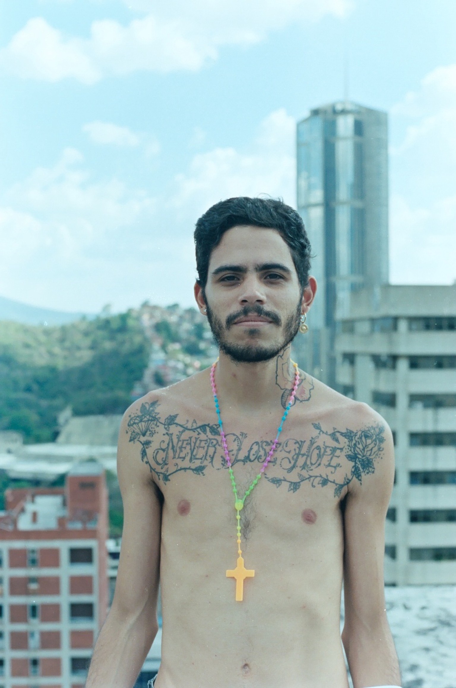 «Never Lose Hope»: Ein Mann posiert mit nacktem Oberkörper für die Kamera. Wegen der Hyperinflation kann die venezolanische Regierung kaum noch Lebensmittel und Medikamente im Ausland einkaufen. Ein g ...