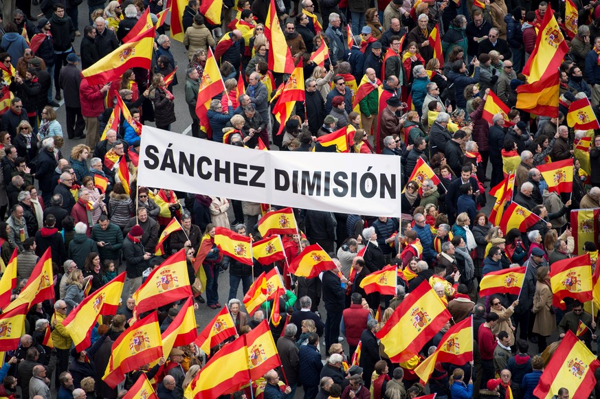 epa07358318 People hold a banner reading &#039;Sanchez Resign&#039; at Columbus Square to take part in a rally, called by Spanish opposition parties People&#039;s Party and Ciudadanos (Citizens) party ...