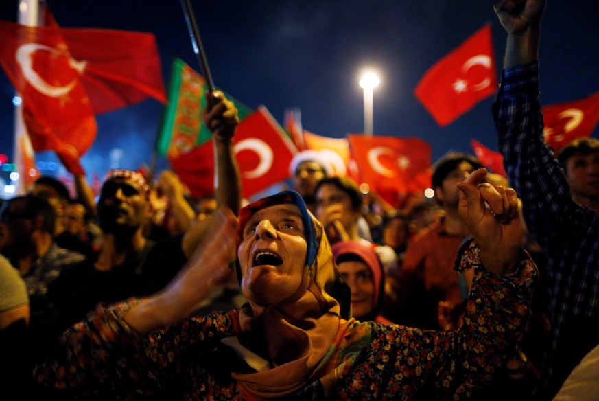 Supporters of Turkish President Tayyip Erdogan attend a pro-government demonstration on Taksim square in Istanbul, Turkey, July 17, 2016.REUTERS/Ammar Awad