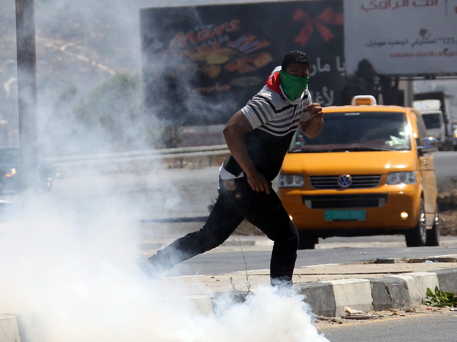 Ein palästinensischer Demonstrant in Nablus im Tränengasnebel.