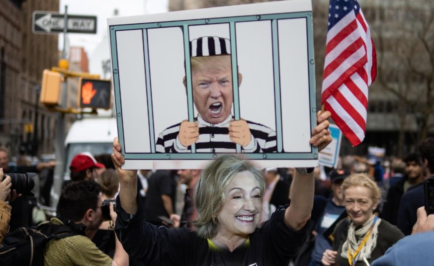 Donald Trump droht Gefängnis, nicht mehr Hillary Clinton.