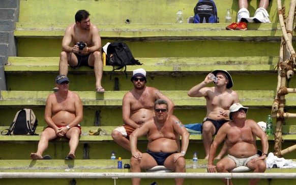 England&#039;s supporters watch the third day&#039;s play of the second test cricket match between England and Bangladesh in Dhaka, Bangladesh, Monday, March 22, 2010. (AP Photo/Aijaz Rahi)