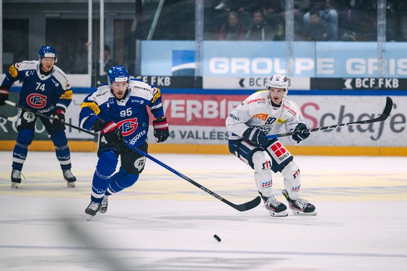 Jacob De la Rose (HCFG), gauche, lutte pour le puck avec Dominik Kubalik (HCAP), droite, lors du match du championnat suisse de hockey sur glace de National League entre le HC Fribourg Gotteron et HC  ...
