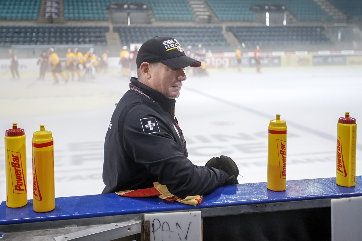 Chris McSorley, Head coach of Geneve-Servette HC, speaks with the Geneve-Servette's CEO, during the first training session of Geneve-Servette HC team for the new season 18-19 of the Swiss Nationa ...