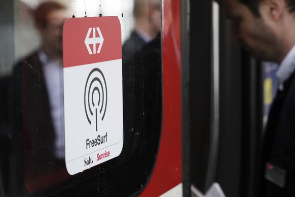 Logo von SBB FreeSurf waehrend eines Medientermins ueber den offiziellen Start des Technologietests fuer Gratis-Internet im Zug, am Dienstag, 28. Mai 2019 in Biel. Ab sofort koennen Reisende unterwegs ...