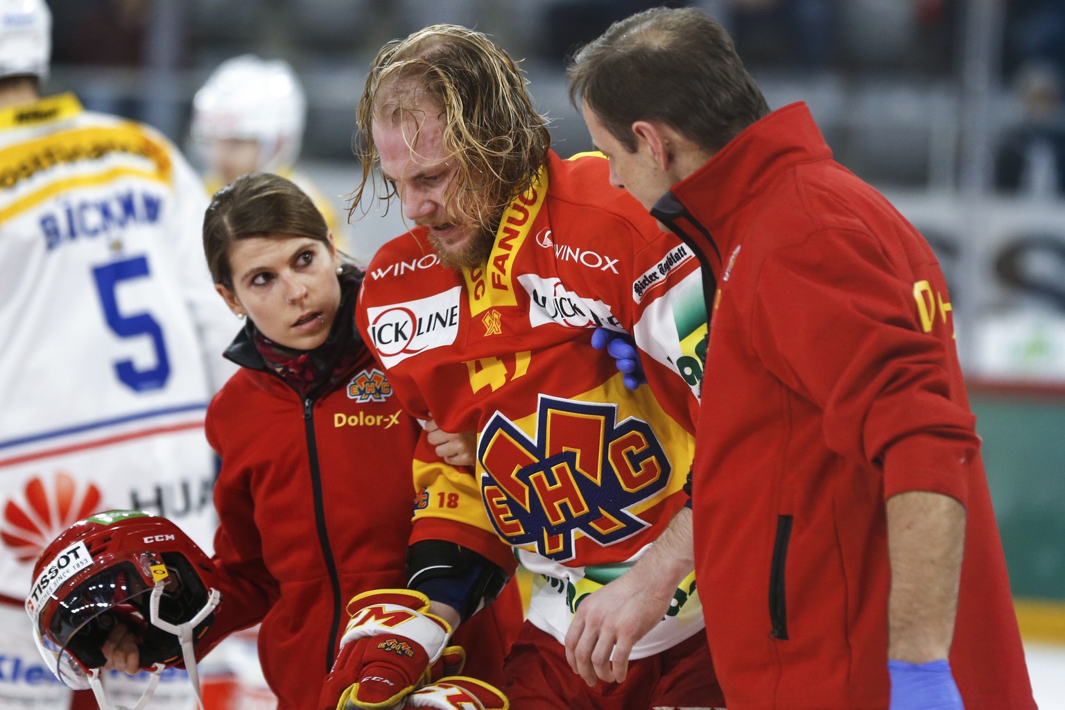 Biels Marco Maurer wird vom Eis gefuehrt, im Eishockey Meisterschaftsspiel der National League zwischen dem EHC Biel und dem EHC Kloten, am Freitag, 24. November 2017, in der Tissot Arena in Biel. (KE ...