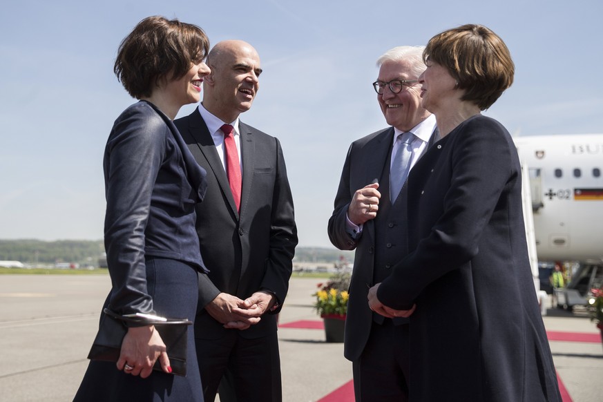 epa06691407 Swiss Federal President Alain Berset (C-L) and his wife Muriel Zeender Berset, (L), German President Frank-Walter Steinmeier (C-R) and his wife Elke Buedenbender, (R), talk together at the ...