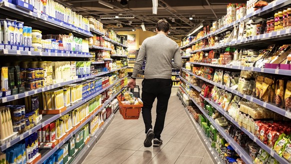 Freiwilligenhelfer Niccolo Brunetti erledigt einen Einkauf via der "Amigos-App" in der Migros am Limmatplatz, am Freitag, 17. April 2020, in Zuerich. Die Migros und Pro Senectute bieten mit  ...
