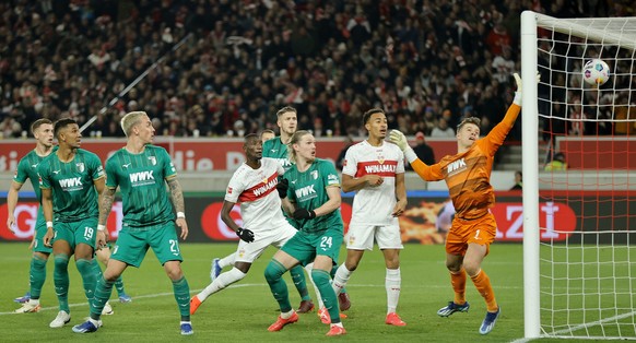 epa11039136 Augsburg&#039;ss goalkeeper Finn Dahmen (R) concedes the first goal during the German Bundesliga soccer match between VfB Stuttgart and FC Augsburg in Stuttgart, Germany, 20 December 2023. ...