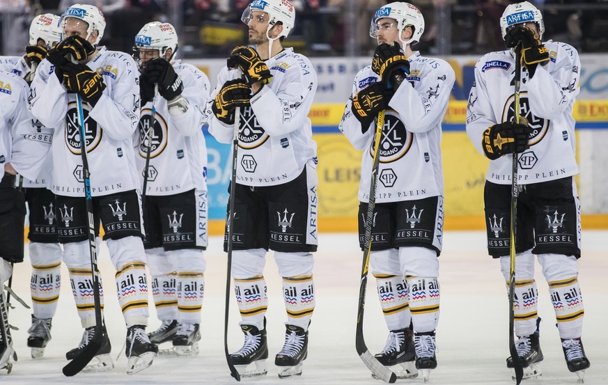 Enttaeuschte Luganesi in Reih und glied nach dem Eishockey-Meisterschaftsspiel der National League zwischen dem EV Zug und dem HC Lugano am Dienstag, den 9. Januar 2018, in der Bosshard Arena in Zug.  ...