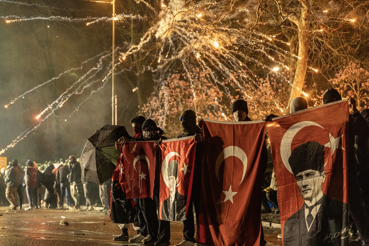 epaselect epa11983949 Protesters carry flags as they try to march to Taksim Square from the Istanbul Municipality headquarters during a protest against the detention of Istanbul Mayor Ekrem Imamoglu i ...