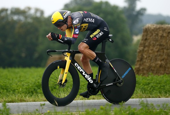 epa09313570 Belgian rider Wout Van Aert of the Jumbo Visma team in action during the 5th stage of the Tour de France 2021, an individual time trial over 27.2 km from Change to Laval Espace Mayenne, Fr ...