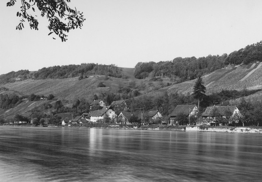 Oberriet vor der Stauung des Rheins im Jahr 1916
https://de.wikipedia.org/wiki/Oberriet_(Eglisau)#/media/Datei:Ortsmuseum_Eglisau_31b_Oberriedt_1916.jpeg