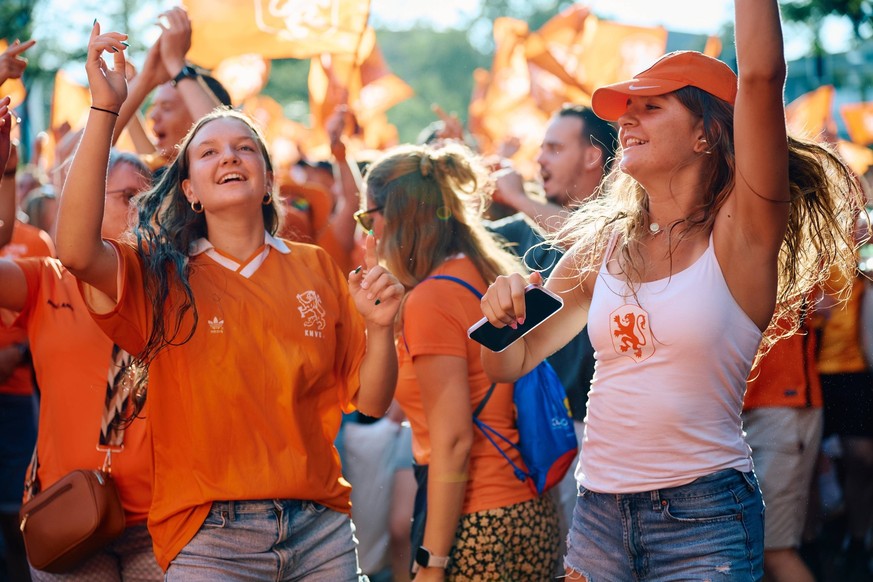 UEFA Womens Euro 2025: Niederlande - Frankreich 13.07.2025 Begeisterte Fans der Niederlande feiern vor dem Stadion in orangefarbenen Outfits UEFA Womens Euro 2025: Niederlande Frankreich Basel, St. Ja ...